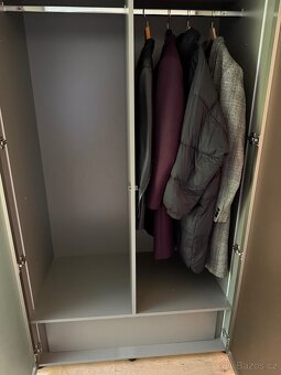 Šatní skřín s prosklenými dveřmi - 15