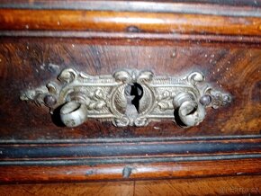 Starožitná skříň s hudebními motivy - 15