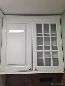 Krásná moderní kuchyňská linka se spořebiči - 15