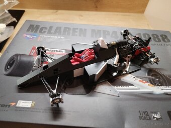 Meng 1:12 F1 McLaren+ Senna figurka Meng - 15