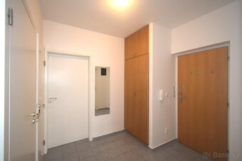 Velmi pěkný 2+kk, 68m2 se dvěma lodžiemi, garáží a sklepem,  - 15