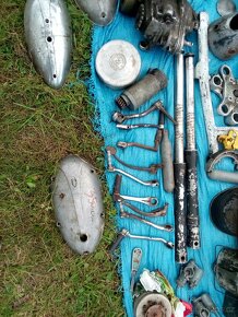 Jawa pérák tachometr,přední sedlo,kryt řetězu,výměna možná - 15