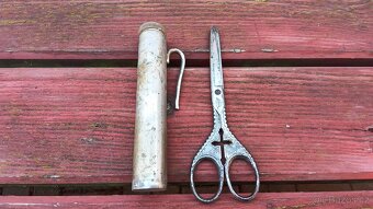 Stare zapalovače ,nůžky ,hodinky ,autíčka . - 15