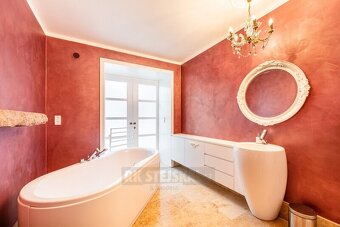 Prodej jedinečného, prostorného RD s větší rovinatou zahrado - 15