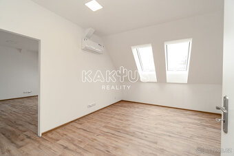 Pronájem nového  podkrovního bytu 3+kk,  ulice Oblá (70m2),  - 15