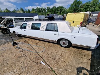 Lincoln town car - 15