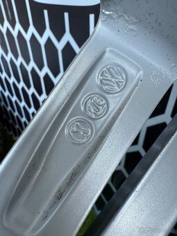 Passat B8 R-LINE - DVĚ SADY PNEU - 235/40 R19 - 15