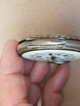 Staré dvouplašťové zdobené kapesní hodinky - mlynářky. - 15