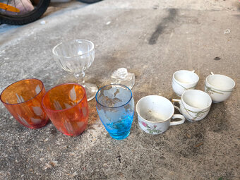 Hrníčky, sklenice, talíře, keramika, sošky a jiné nálezy na - 15