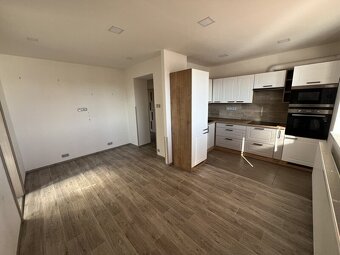Unikátní dvougenerační vila, pozemek 540m2, studna, Hradec K - 15