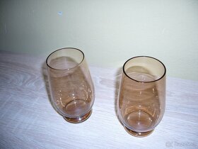 Různé hrnky a skleničky. - 15