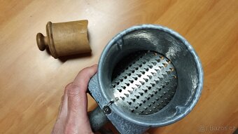 Velmi starý velký mlýnek na strouhanku  IDA - 15