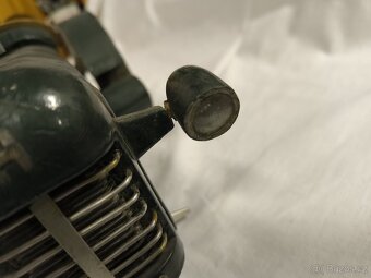 Starý model traktoru Zetor 25 - 15