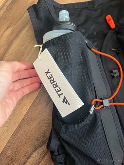 Běžecká vesta vestička s láhvemi Adidas Terrex Trail Running - 15