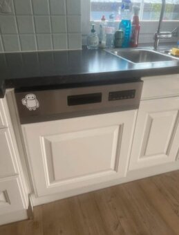 Bílá kuchyně se zánovními spotřebiči, 4805 - 15