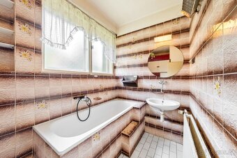 Rodinný dům s garáží, bytem a rozlehlou zahradou – Kralupy n - 15