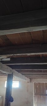 Staré trámy a rozebrání starých střech stodol statků špýchar - 15