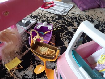 Barbie karavan a spousta doplňků - 15