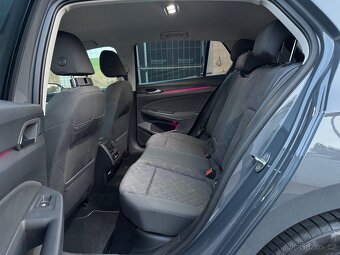Volkswagen Golf VIII 1.0 eTSI/DSG/ČR-2. majitel/Life/28 tkm - 15
