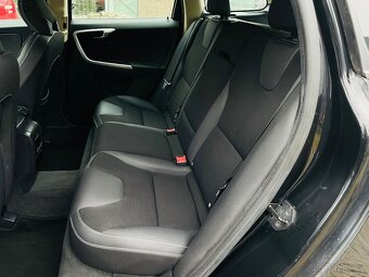 Volvo XC60 2.4D 5VÁLEC 4x4 120KW AUTOMAT NAVIGACE SENZORY - 15