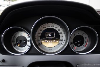 Krásný Mercedes-Benz C 250 Coupé s benzínovým motorem - 15