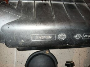 BMW E30 - filtrbox, hadice, znaky, střešní lišta - 6 vál - 15