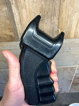 Zap Cane paralyzační hůl 1 000 000 v.; dále ruční paralyzér - 15