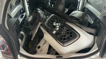 Volkswagen eUP 61kW 36kWh - havarovaný - pojízdný - 15