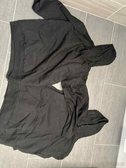 ČERNÉ MIKINY A TRIKA - NOVÉ/NEPRANÉ - 15