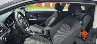 VW Sicirocco 2.0 TDI 110kw Dsg R-line interiér - 15