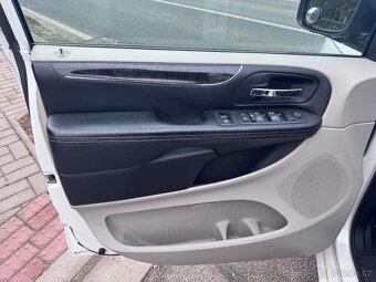 Chrysler Town Country 3,6 2x DVD RT Kůže 2011 - 15
