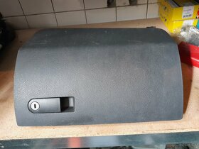 Díly z VW T5 /T6 – nezávislé topení, stolek, police, postel - 15