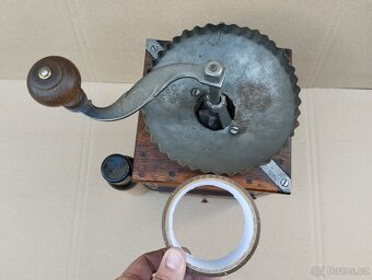 Obrovský velice zajímavý mlýnek na kávu. MACEK - 15
