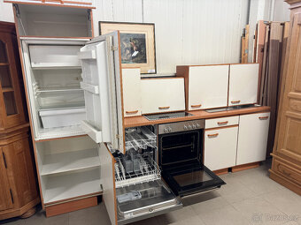 Třímetrová kuchyně se spotřebiči - 15