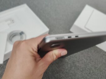 MacBook Air 13 palců M2 8 GB RAM 256 ssd 170 cyklů - 15