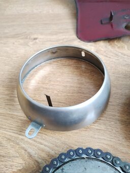 Prodám náhradní díly na motocykl JAWA 550 pařez a jawa 555 - 15