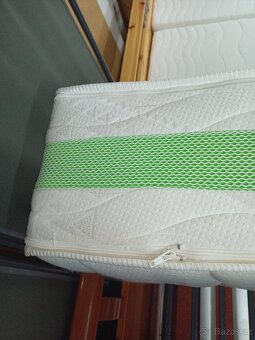 Prodám krásnou bytelnou postel 100 x 200 cm s nočním stolkem - 15