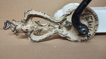 starý krásný zdobený mlýnek na strouhanku JUGENDSTIL - 15