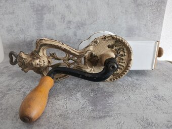 Zdobený starožitný ruční mlýnek na strouhanku JUGENDSTIL - 15