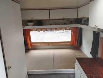 Karavan Knaus 400 na pevné stání - 15
