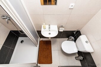 Prodej zavedeného motorestu s ubytováním, sálem a prodejnou - 15