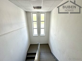 1/2 spoluvlastnického podílu areálu s administrativní budovo - 15