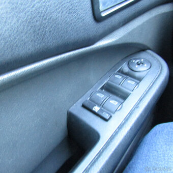 Ford Focus C-MAX 1,6i 85kw, SERVIS ZA 16 000kč - 15