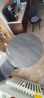 Kulatý jídelní stůl MARIEDAMM - 15
