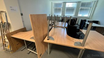 Kancelař nabytek velké množstvi stoly skřině různé - 15