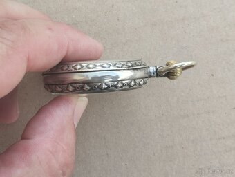 Starožitné dvoupláštové stříbrné zdobené kapesní hodinky. - 15