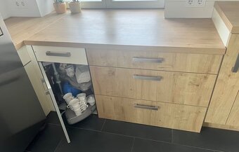 Moderní kvalitní kuchyňská linka - 15