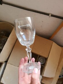 Porcelán vybavení hospody příbory podtácky skleničky vázy - 15
