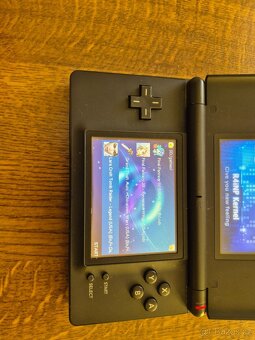 Nintendo DS Lite s příslušenstvím. - 15