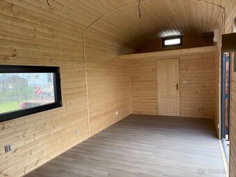 Zakázková maringotka 8×3 m – připravená k bydlení či rekreac - 15